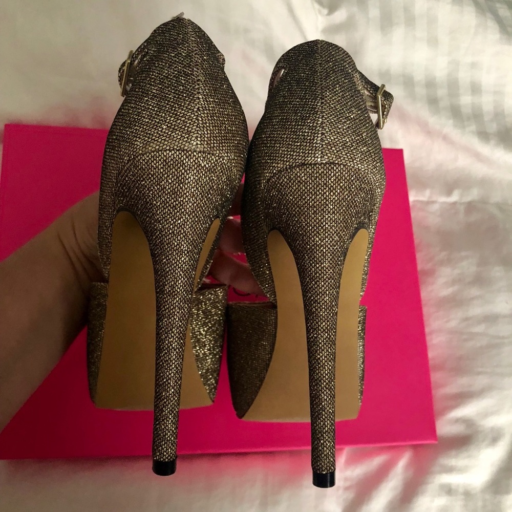 Betsey Johnson Angel Bronze heel pumps - Picture 4 of 5